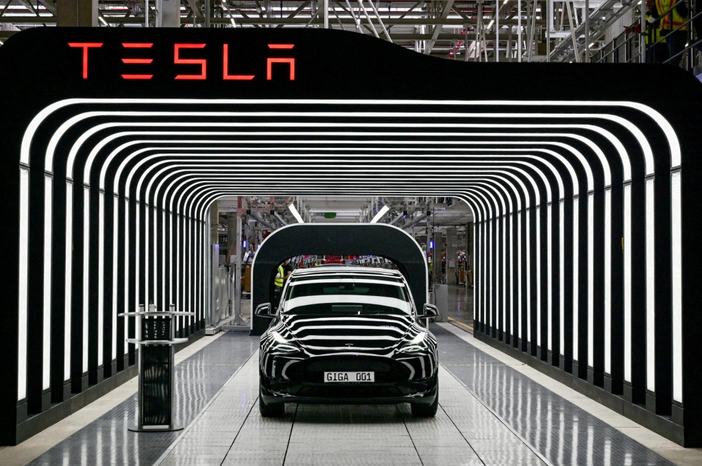 Autá Model Y sú zobrazené počas slávnostného otvorenia novej továrne Tesla Gigafactory na elektrické autá v nemeckom Gruenheide. FOTO: Reuters