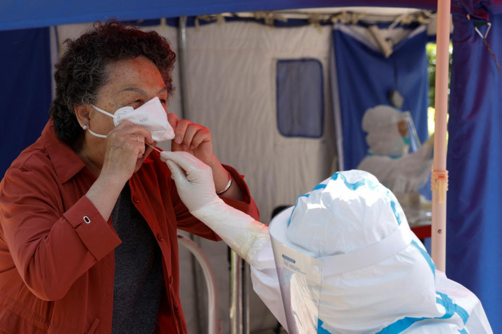 Medicínsky pracovník počas testovania na ochorenie COVID-19. FOTO: REUTERS