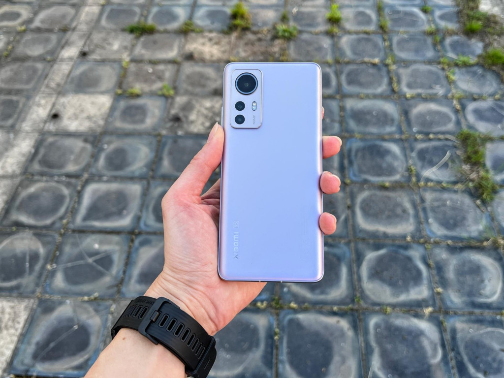 Xiaomi 12 patr&iacute; k &scaron;ikovn&yacute;m kompaktom s bleskov&yacute;mi reakciami a dobr&yacute;m fotoapar&aacute;tom.