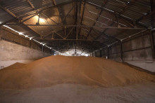 &lt;p&gt;Sklad pšenice v obci Luky na západe Ukrajiny. FOTO: TASR/AP&lt;br /&gt;
&lt;br /&gt;
 &lt;/p&gt;