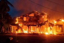 Demonštranti podpálili dom jedného z ministrov vládneho kabinetu.