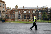 &lt;p&gt;Policajt prechádza okolo hradu Hillsborough pred príchodom britského premiéra Borisa Johnsona. FOTO: Reuters &lt;/p&gt;
