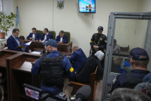 &lt;p&gt;Na snímke 21-ročný ruský vojak Vadim Šišimarin počas súdneho procesu v Kyjeve. FOTO: TASR/AP&lt;/p&gt;