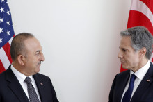 Americký minister zahraničných vecí Antony Blinken (vľavo) a turecký minister zahraničných vecí Mevlüt Čavušoglu. FOTO: TASR/AP