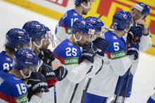 &lt;p&gt;Na snímke smutní slovenskí hokejisti po prehre 3:5 vo štvrtom zápase slovenskej hokejovej reprezentácie v základnej A - skupine Švajčiarsko - Slovensko. FOTO:TASR /Martin Baumann &lt;/p&gt;