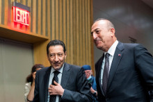Vpravo turecký minister zahraničia Mevlüt Çavuşoglu. FOTO: Reuters