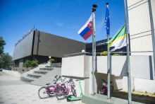 Vlajka bratislavskej mestskej časti Petržalka je stiahnutá na pol žrde pred miestnym úradom. FOTO: TASR/Jakub Kotian