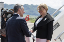 Švajčiarsky prezident Ignazio Cassis víta slovenskú prezidentku Zuzanu Čaputovú na letisku v Berne 19. mája 2022. FOTO: TASR/AP