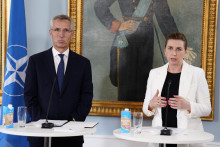 Na snímke zľava generálny tajomník NATO Jens Stoltenberg a dánska premiérka Mette Frederiksenová počas stretnutia v Kodani v Dánsku 19. mája 2022. FOTO: TASR/AP
