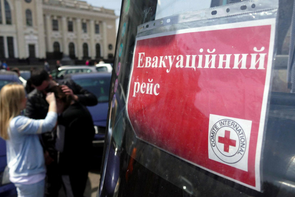 &lt;p&gt;Nápis Medzinárodného výboru Červeného kríža na autobuse. FOTO: REUTERS/Igor Tkachenko &lt;/p&gt;