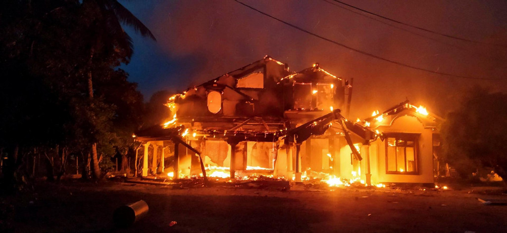 &lt;p&gt;Demonštranti podpálili dom jedného z ministrov vládneho kabinetu. 