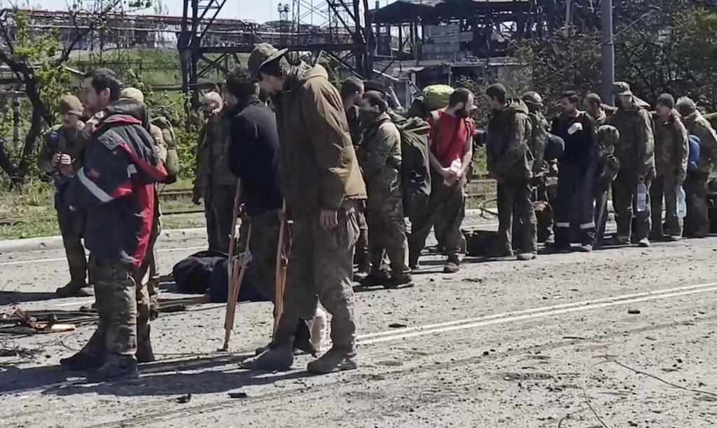 Ukrajinskí vojaci opúšťajú obliehaný oceliarsky závod Azovstaľ v Mariupole. FOTO: TASR/AP