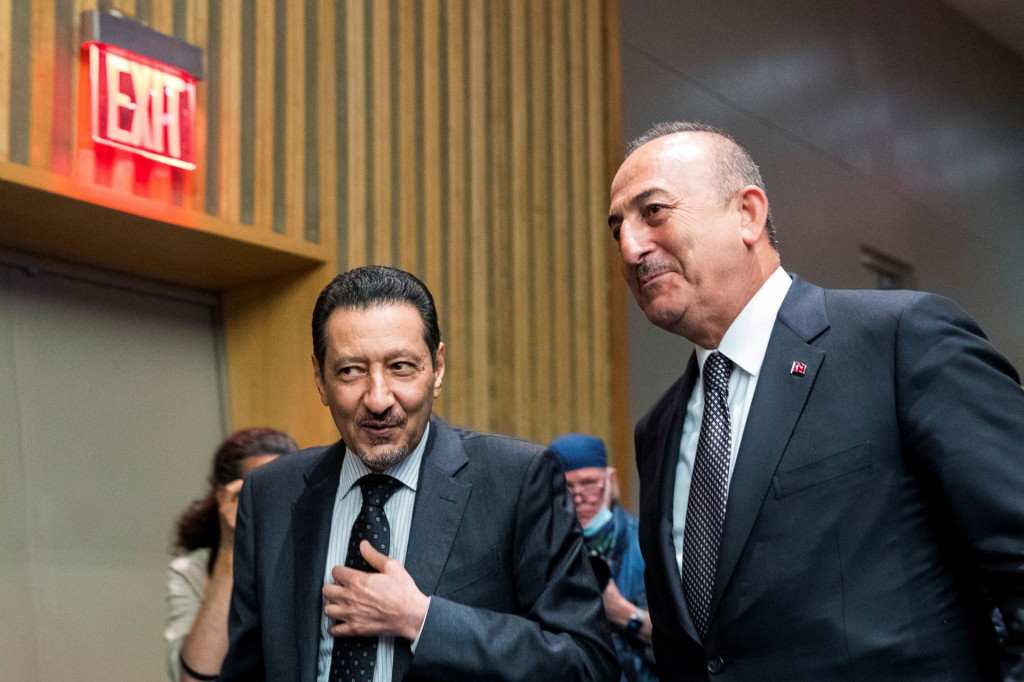&lt;p&gt;Vpravo turecký minister zahraničia Mevlüt Çavuşoglu. FOTO: Reuters&lt;/p&gt;
