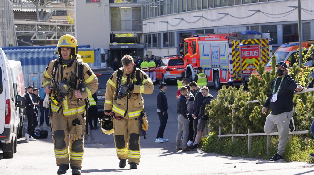 &lt;p&gt;Na snímke hasiči odchádzajú z uzavretej arény Ice Hall pred štartom zápasu A-skupiny medzi Nemeckom a Dánskom v Helsinkách. FOTO: TASR/AP&lt;br /&gt;
 &lt;/p&gt;