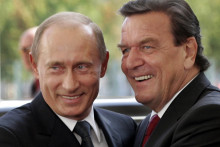 &lt;p&gt;Na archívnej snímke nemecký kancelár Gerhard Schröder a ruský prezident Vladimir Putin. FOTO: TASR/AP&lt;/p&gt;