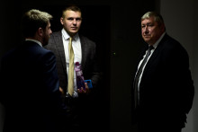 Vpravo obžalovaný bývalý špeciálny prokurátor Dušan Kováčik a jeho advokát Erik Magál (uprostred). FOTO: TASR/Pavol Zachar