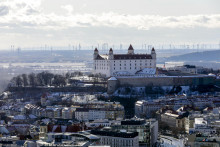 Výhľad na Bratislavský hrad s rakúskymi veternými elektrárňami v pozadí. FOTO: TASR/D. Veselský