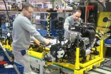 Pracovník Volkswagenu pri montáži elektrického motora. FOTO: HN/Pavol Funtál