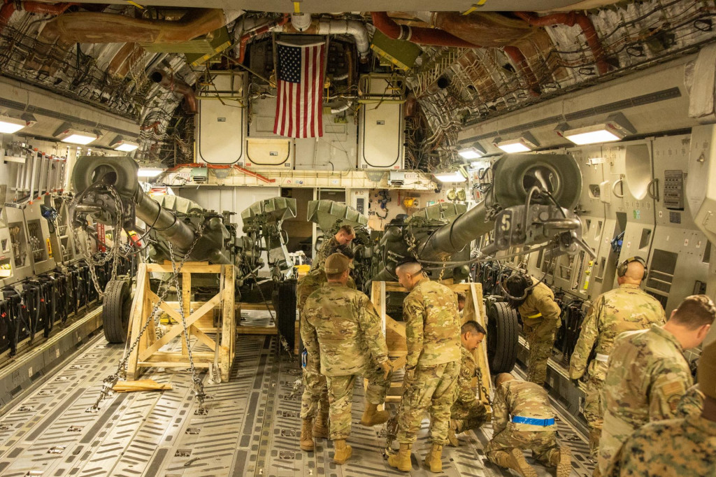 Americk&iacute; n&aacute;morn&iacute;ci nakladaj&uacute; do lietadla ťahan&uacute; 155 mm h&uacute;fnicu M777, ktor&aacute; m&aacute; byť dodan&aacute; pre ukrajinsk&eacute; sily. FOTO: REUTERS