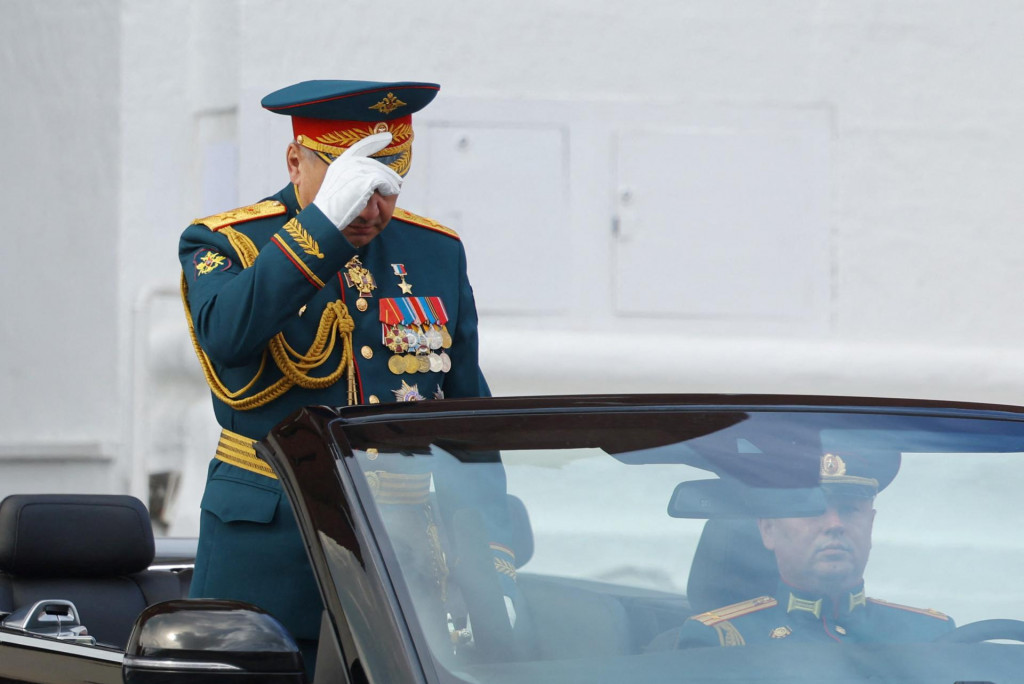 &lt;p&gt;Ruský minister obrany Sergej Šojgu na prehliadke v Moskve, 9. mája 2022. FOTO: REUTERS/Evgenia Novozhenina&lt;/p&gt;