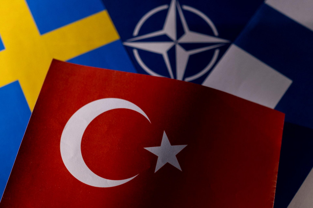 Vlajky NATO, Turecka, Švédska a Fínska. FOTO: REUTERS/Dado Ruvic