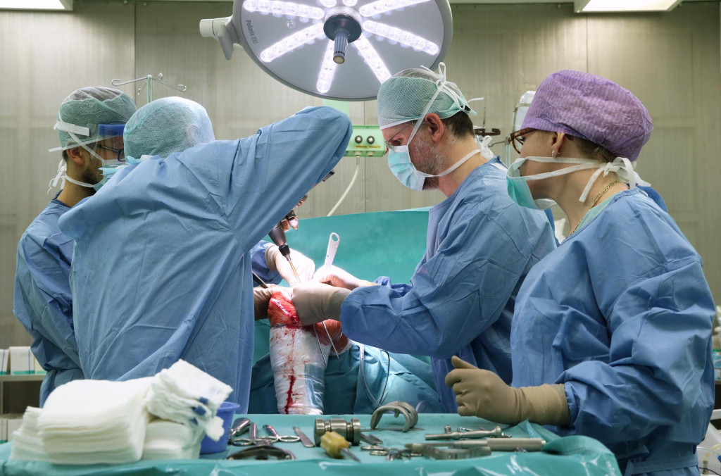 Univerzitn&aacute; nemocnica Bratislava - Nemocnica Ružinov, oper&aacute;cia kolena, operačn&aacute; s&aacute;la, lek&aacute;ri, lek&aacute;r, chirurgia. FOTO: HN/Peter Mayer