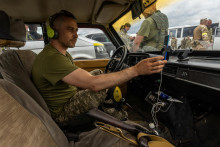 &lt;p&gt;Ukrajinský vojak sedí v aute značky Lada. FOTO: REUTERS&lt;/p&gt;