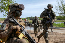 Vojenské cvičenie vojakov NATO s názvom Obrana Európy. FOTO: REUTERS