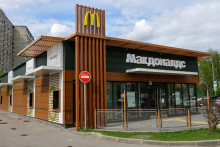 Pohľad na zatvorenú reštauráciu McDonald&#39;s v Moskve. FOTO: REUTERS
