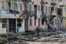 &lt;p&gt;Obyvateľ sídliska v Mariupole kráča blízko zničenej obytnej štvrte. FOTO: REUTERS&lt;/p&gt;