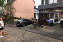 Strom, ktorý spadol na auto v dôsledku tornáda v nemeckom meste Padeborn. FOTO: REUTERS