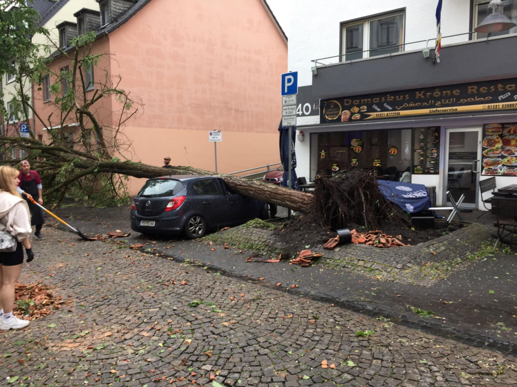 &lt;p&gt;Strom, ktorý spadol na auto v dôsledku tornáda v nemeckom meste Padeborn. FOTO: REUTERS&lt;/p&gt;