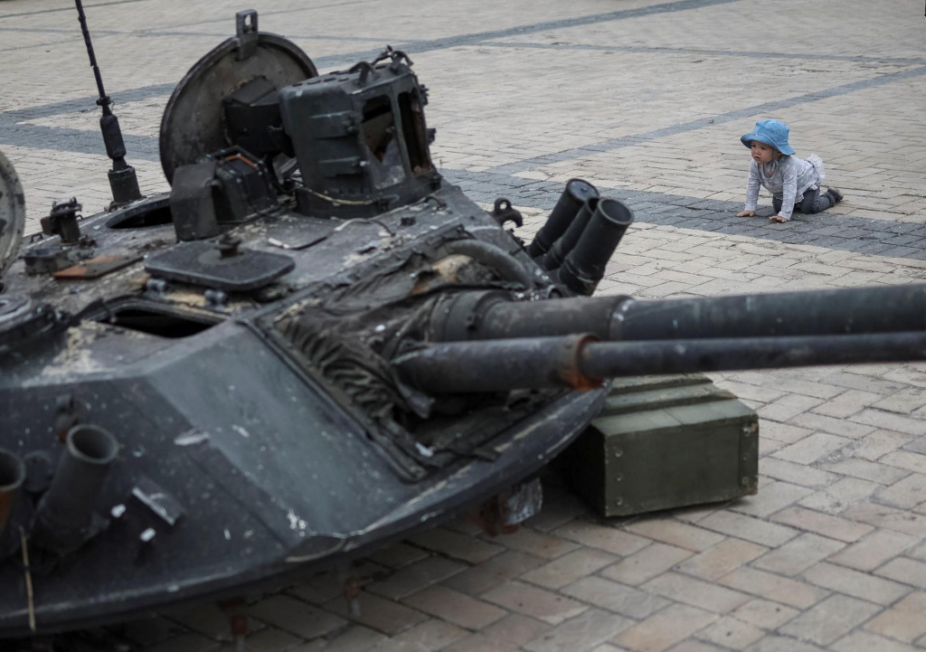 &lt;p&gt;Dieťa sleduje zničený ruský tank. FOTO: REUTERS&lt;/p&gt;