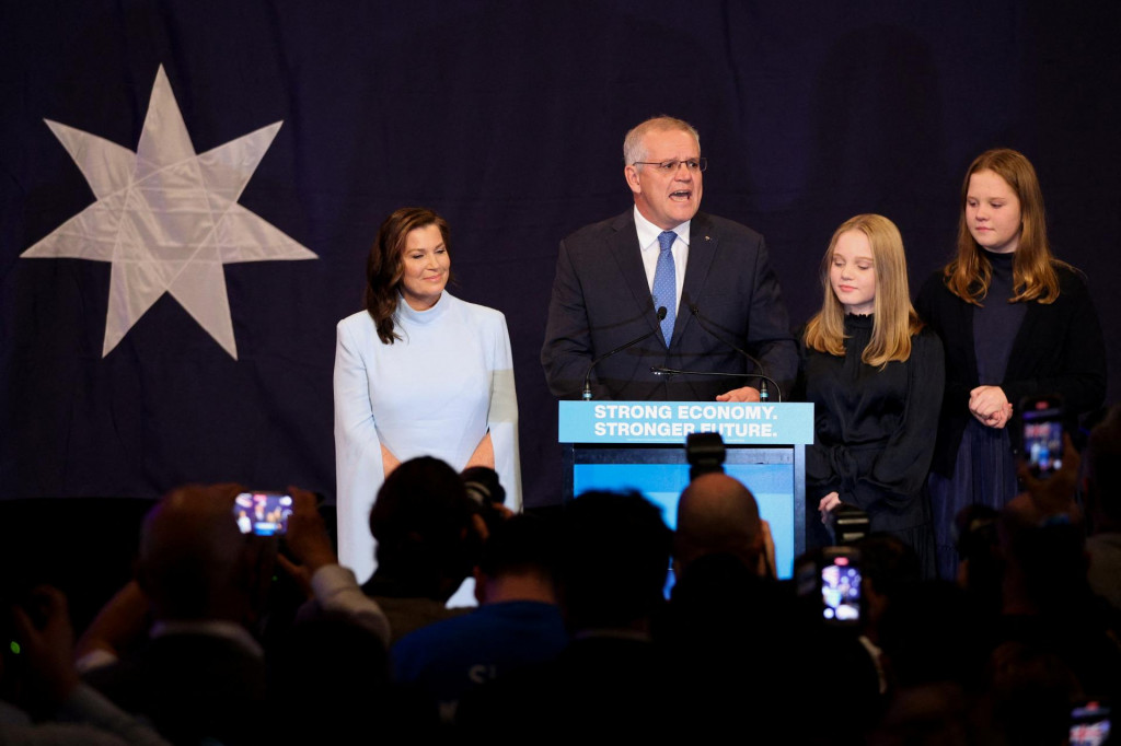 &lt;p&gt;Austrálsky premiér Scott Morrison počas volebnej noci. FOTO: REUTERS&lt;/p&gt;