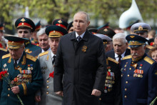 &lt;p&gt;Vladimir Putin počas kladenia kvetov a vencov k hrobu Neznámeho vojaka v Moskve. FOTO: TASR/AP&lt;br /&gt;
&lt;br /&gt;
 &lt;/p&gt;