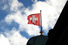 &lt;p&gt;Na federálnom paláci v Berne vo Švajčiarsku je vyobrazená švajčiarska vlajka. FOTO: Reuters &lt;/p&gt;