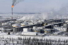 Celkový pohľad ukazuje zariadenia na spracovanie ropy na ropnom poli Vankorskoye, ktoré vlastní Rosneft severne od Krasnojarska v Rusku. FOTO: Reuters/Sergei Karpukhin
