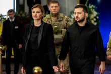&lt;p&gt;Ukrajinský prezident Volodymyr Zelenskij a jeho manželka Olena Zelenská sa v Kyjeve zúčastnili na pohrebnom obradu prvého ukrajinského prezidenta Leonida Kravčuka. FOTO: Reuters &lt;/p&gt;