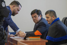 Na snímke obžalovaný Marian Kočner na so svojimi obhajcami Marekom Parom (vľavo) a Michalom Mandzákom (vpravo). FOTO: TASR/Michal Svítok
