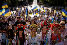 Ukrajinci žijúci v Grécku nosia vyšyvanky počas osláv Dňa vyšyvanky, medzinárodného sviatku, ktorého cieľom je zachovať ukrajinskú tradíciu vyšívaných odevov. FOTO: Reuters/Alkis Konstantinidis
