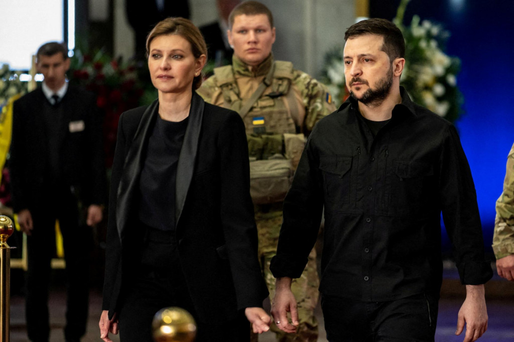 &lt;p&gt;Ukrajinský prezident Volodymyr Zelenskij a jeho manželka Olena Zelenská sa v Kyjeve zúčastnili na pohrebnom obradu prvého ukrajinského prezidenta Leonida Kravčuka. FOTO: Reuters &lt;/p&gt;