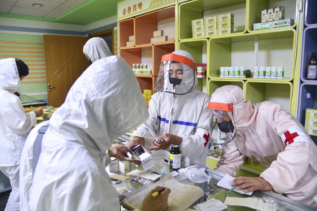 &lt;p&gt;Členovia severokórejskej armády dodávajú lieky obyvateľom v lekárni uprostred rastúcich obáv zo šírenia koronavírusovej choroby v Pchjongjangu v Severnej Kórei. FOTO: Reuters &lt;/p&gt;