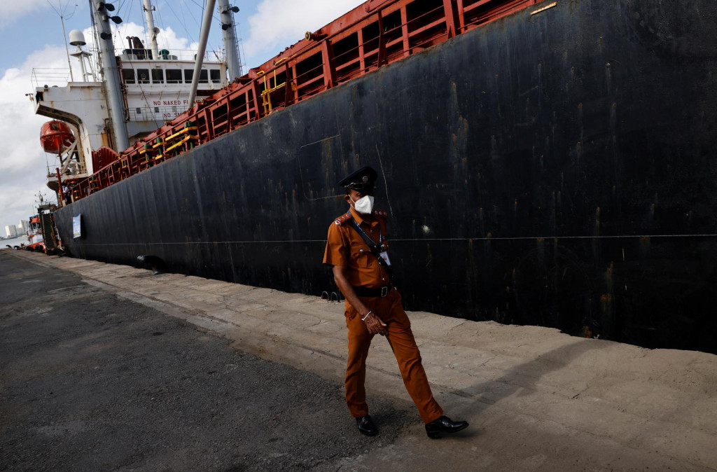 &lt;p&gt;Bezpečnostný personál kráča pred nákladnou loďou s humanitárnou pomocou z Indie uprostred hospodárskej krízy v prístave v Kolombe na Srí Lanke. FOTO: Reuters/Adnan Abidi &lt;/p&gt;