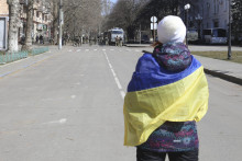 &lt;p&gt;Žena s ukrajinskou vlajkou stojí pred ruskými vojakmi počas zhromaždenia proti ruskej okupácii v ukrajinskom meste Cherson. FOTO: TASR/AP&lt;br /&gt;
&lt;br /&gt;
&lt;br /&gt;
 &lt;/p&gt;