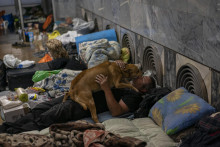 &lt;p&gt;Muž sa objíma so svojím psom v metre v Charkove.  FOTO. TASR/AP&lt;br /&gt;
&lt;br /&gt;
&lt;br /&gt;
 &lt;/p&gt;