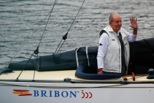 &lt;p&gt;Bývalý španielsky kráľ Juan Carlos mávajúci ľuďom zo svojej lode. FOTO: REUTERS&lt;/p&gt;