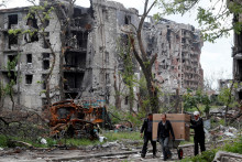 Ťažko poškodená budova v Mariupole pri oceliarňach Azovstaľ. FOTO: Reuters