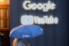 Logo spoločnosti Google a YouTube v Davose, Švajčiarsko. FOTO: REUTERS/Arnd Wiegmann