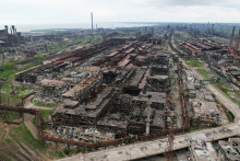 Pohľad na zničené železiarne a oceliarne Azovstaľu. FOTO: REUTERS/Pavel Klimov