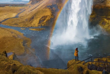 Island je plný vodopádov, oviec a šírej prírody.